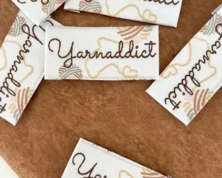Metki i wszywki żakardowe do ubrań - do profesjonalnej produkcji odzieży