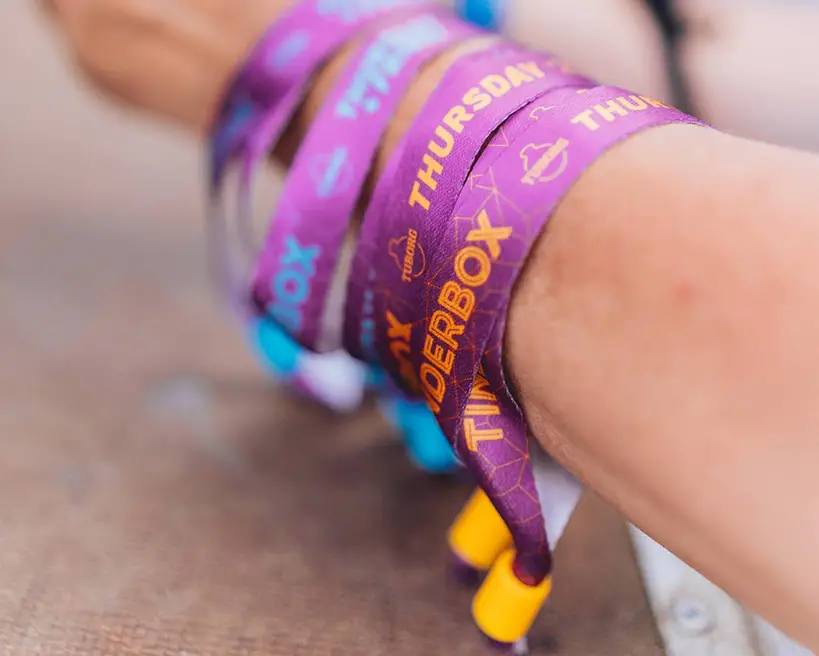 Opaski festiwalowe z kolorowym zapięciem