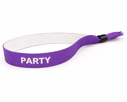 Purpurowe opaski festiwalowe